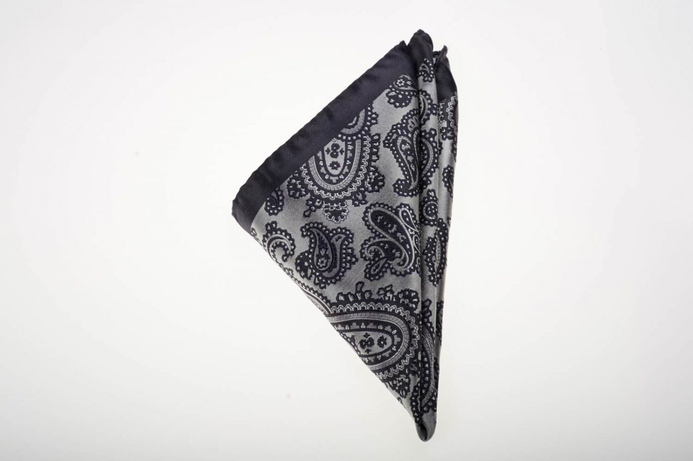 Pochette Γκρι-Μαύρο με Λαχούρι, Μετάξι 100% 1 Pochette Γκρι-Μαύρο με Λαχούρι, Μετάξι 100%