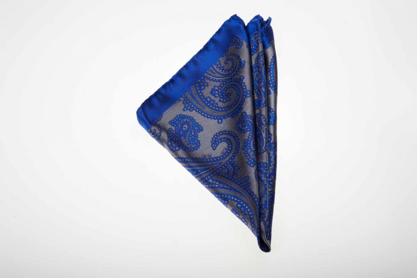 Pochette μπλε ηλεκτρίκ με γκρι λαχούρι, Μετάξι 100% 1 Pochette μπλε ηλεκτρίκ με γκρι λαχούρι, Μετάξι 100%