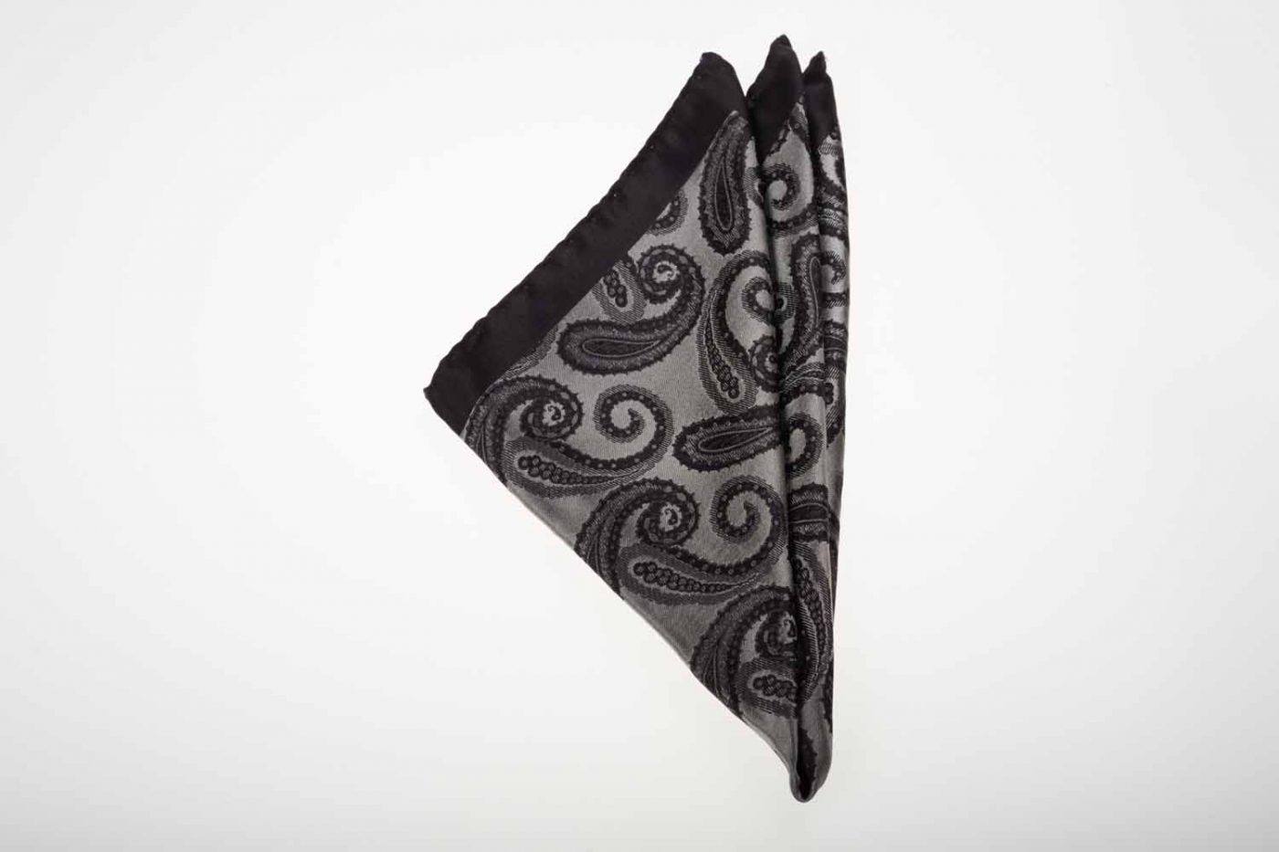 Pochette μαύρο με γκρι λαχούρι, Μετάξι 100% 1 Pochette μαύρο με γκρι λαχούρι, Μετάξι 100%